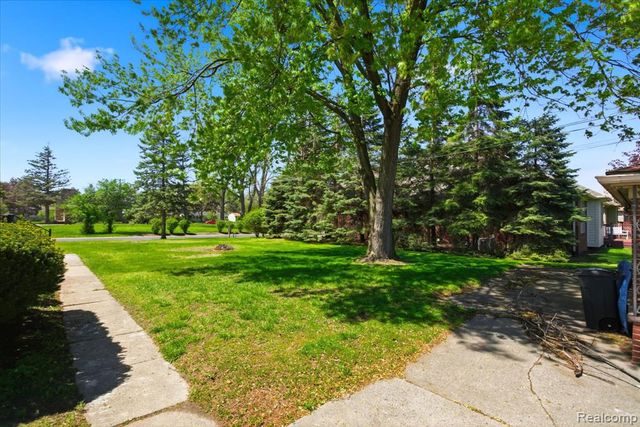 35564 Schoolcraft Road, Livonia, MI 48150