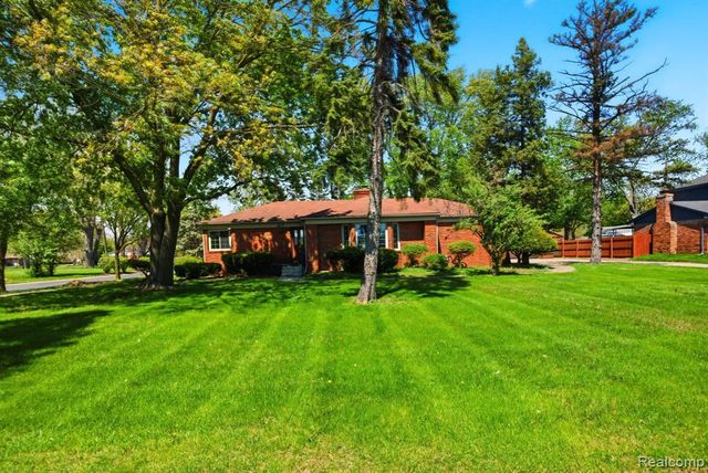 35564 Schoolcraft Road, Livonia, MI 48150