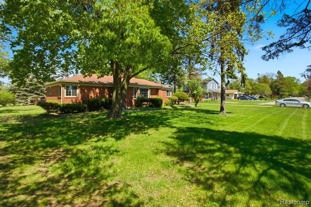 35564 Schoolcraft Road, Livonia, MI 48150