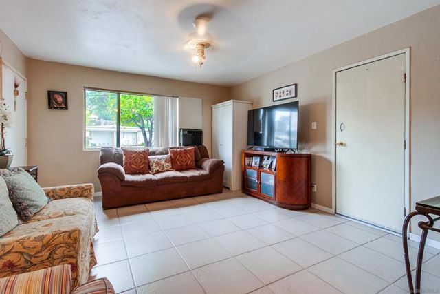 1034 BARTLETT DR, Vista, CA 92084