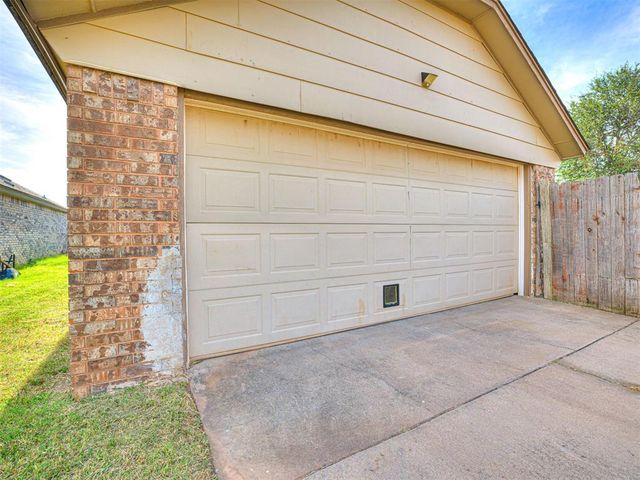 2143 Lonnie Lane, Moore, OK 73170