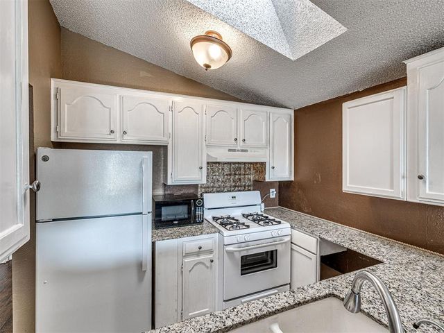 2143 Lonnie Lane, Moore, OK 73170
