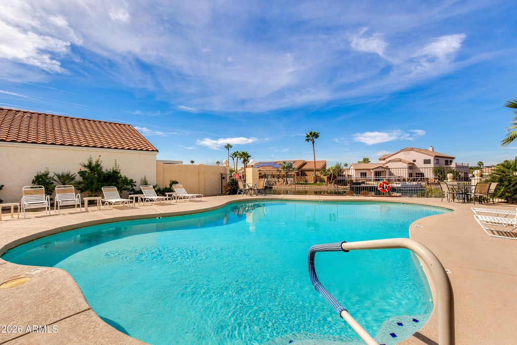 Image 13 of property listing at 8645 W MAUI Lane, Peoria, AZ 85381
