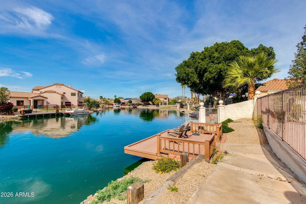 Image 14 of property listing at 8645 W MAUI Lane, Peoria, AZ 85381