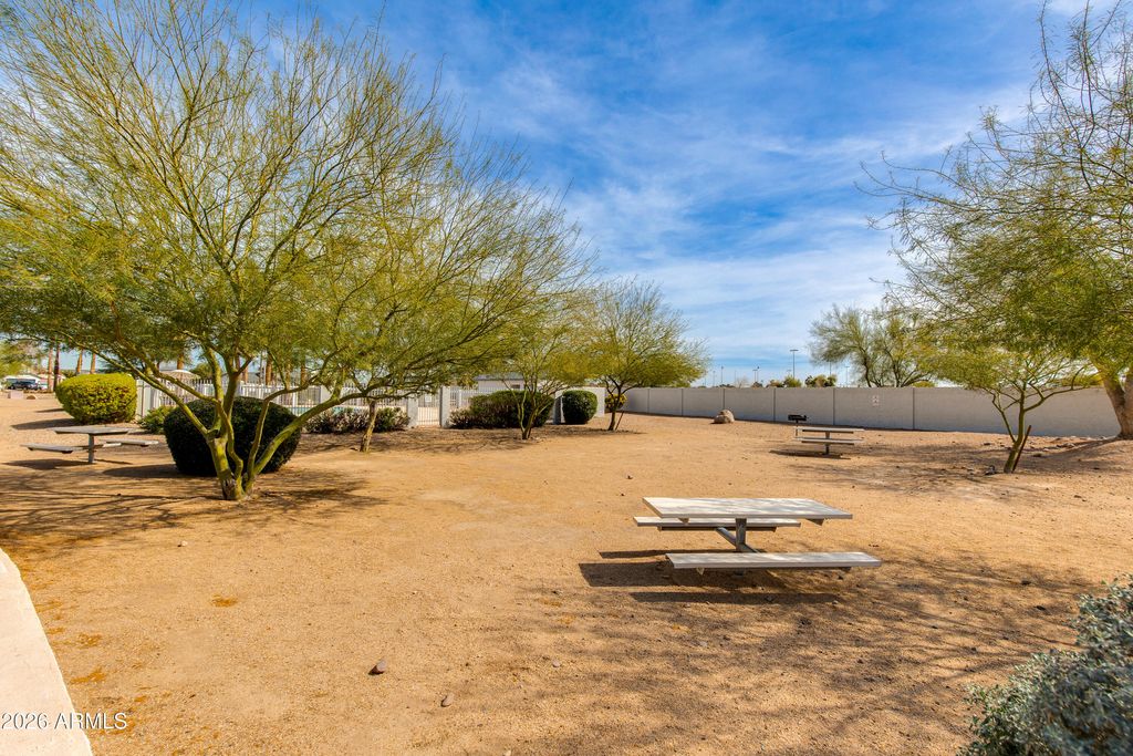Image 15 of property listing at 8645 W MAUI Lane, Peoria, AZ 85381