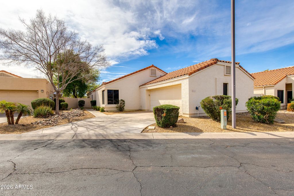 Image 17 of property listing at 8645 W MAUI Lane, Peoria, AZ 85381