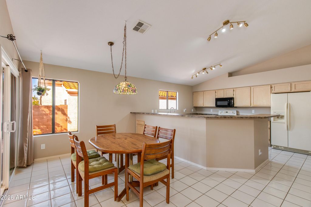 Image 2 of property listing at 8645 W MAUI Lane, Peoria, AZ 85381