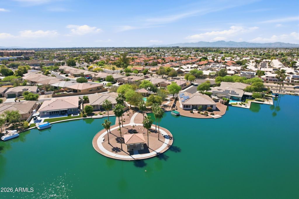 Image 20 of property listing at 8645 W MAUI Lane, Peoria, AZ 85381