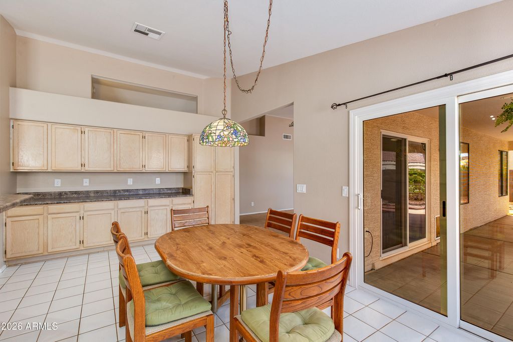 Image 3 of property listing at 8645 W MAUI Lane, Peoria, AZ 85381