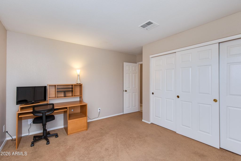 Image 8 of property listing at 8645 W MAUI Lane, Peoria, AZ 85381