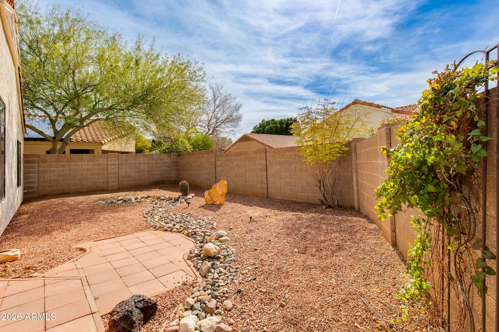 Image 9 of property listing at 8645 W MAUI Lane, Peoria, AZ 85381