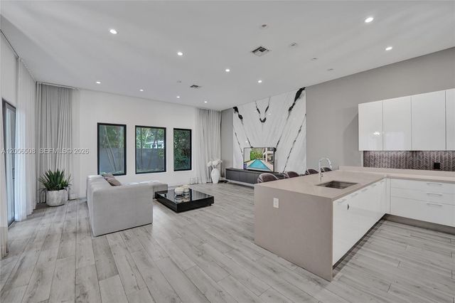5742 E Brookfield Cir E, Hollywood, FL 33312