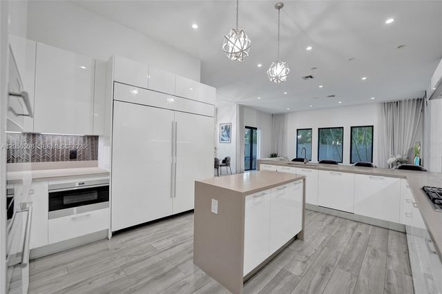 5742 E Brookfield Cir E, Hollywood, FL 33312