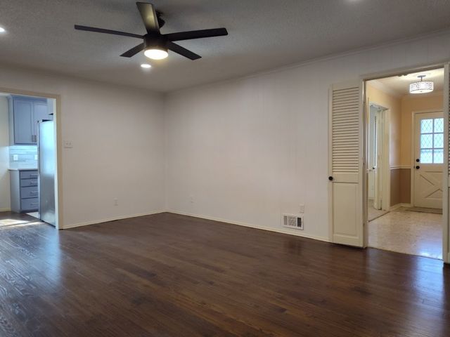 910 Worcester Lane, Garland, TX 75040