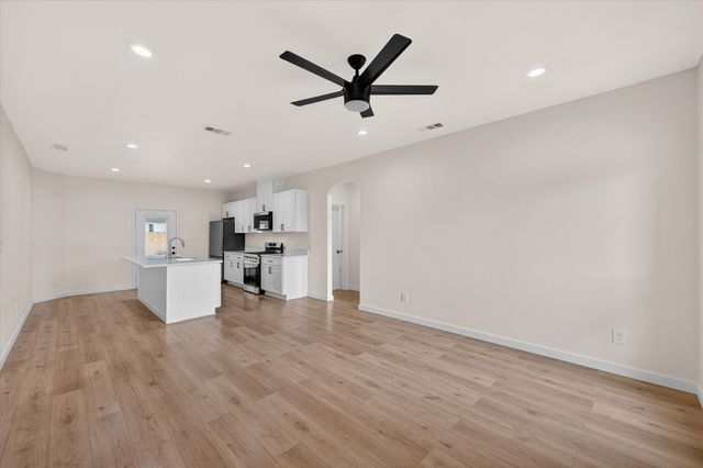 2112 W 13th Avenue, Corsicana, TX 75110