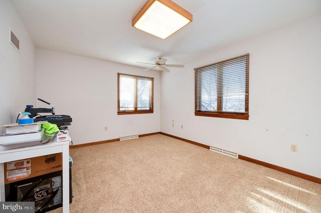 27 EAGLE LN, Reading, PA 19607