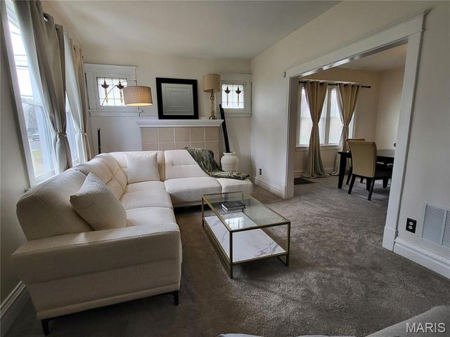 8975 Burton Avenue, Overland, MO 63114