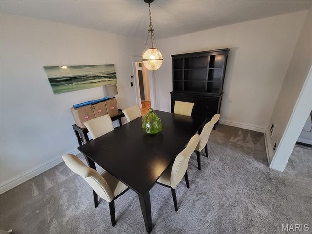 8975 Burton Avenue, Overland, MO 63114