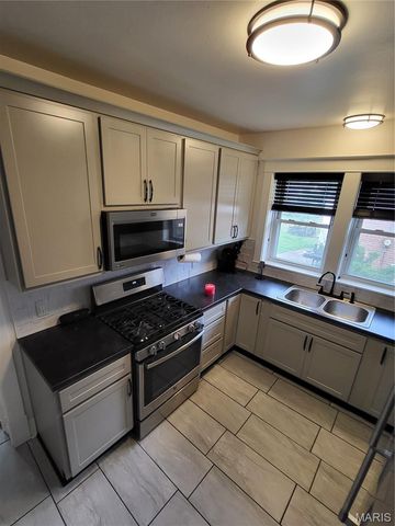 8975 Burton Avenue, Overland, MO 63114