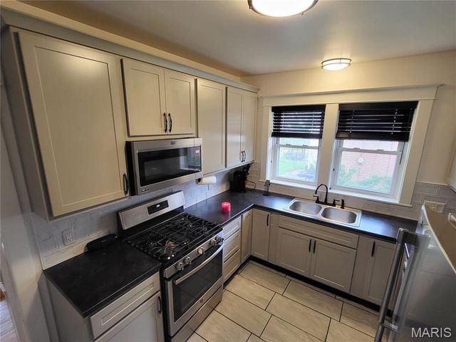 8975 Burton Avenue, Overland, MO 63114