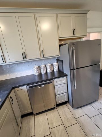 8975 Burton Avenue, Overland, MO 63114