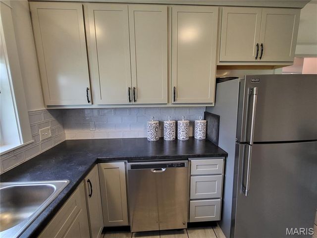 8975 Burton Avenue, Overland, MO 63114