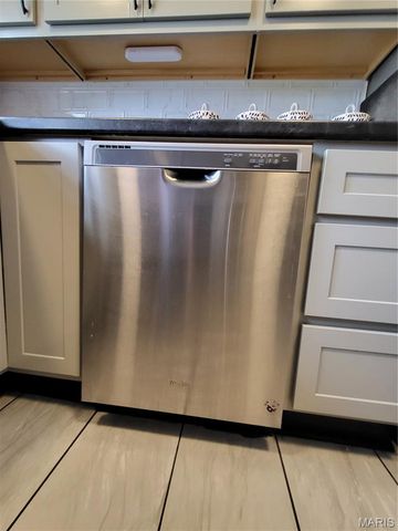 8975 Burton Avenue, Overland, MO 63114