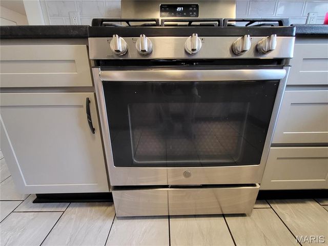 8975 Burton Avenue, Overland, MO 63114