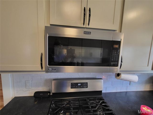 8975 Burton Avenue, Overland, MO 63114