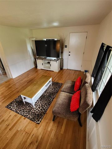 8975 Burton Avenue, Overland, MO 63114