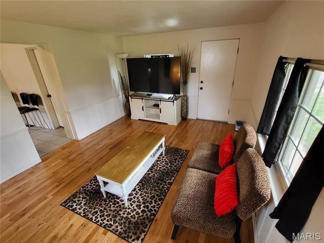 8975 Burton Avenue, Overland, MO 63114