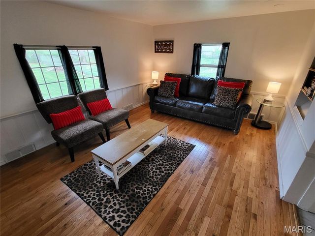 8975 Burton Avenue, Overland, MO 63114