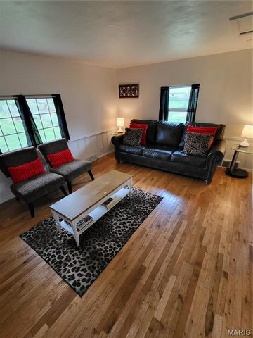 8975 Burton Avenue, Overland, MO 63114