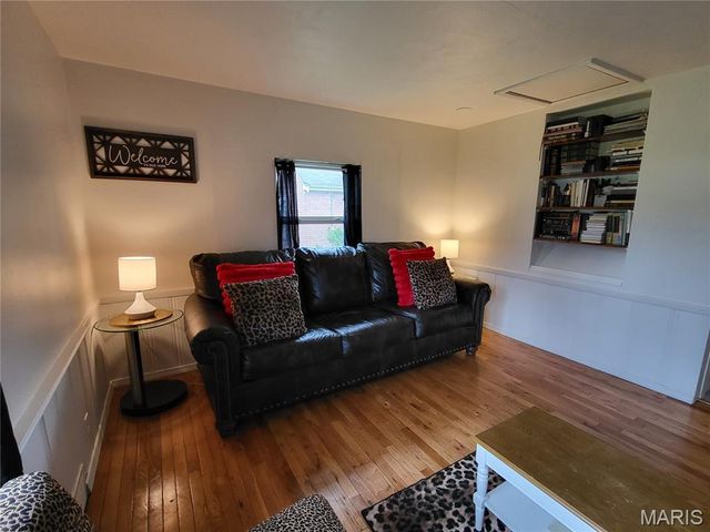 8975 Burton Avenue, Overland, MO 63114