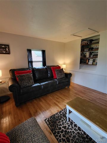 8975 Burton Avenue, Overland, MO 63114