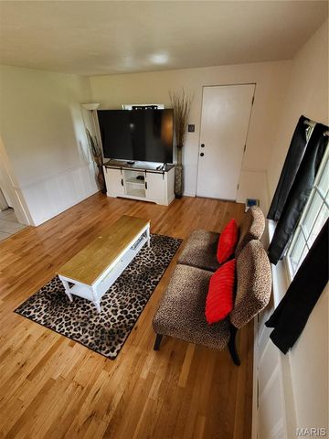 8975 Burton Avenue, Overland, MO 63114