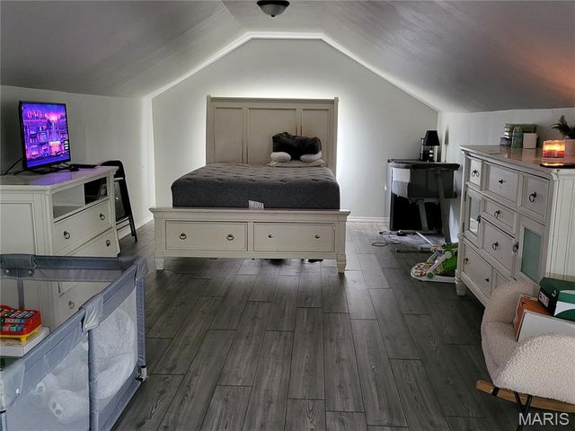 8975 Burton Avenue, Overland, MO 63114