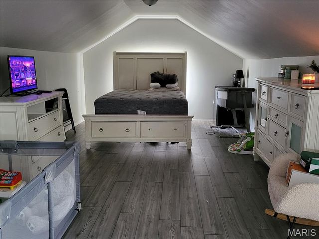 8975 Burton Avenue, Overland, MO 63114