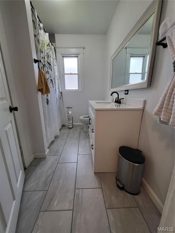 8975 Burton Avenue, Overland, MO 63114