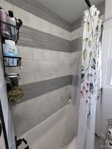 8975 Burton Avenue, Overland, MO 63114