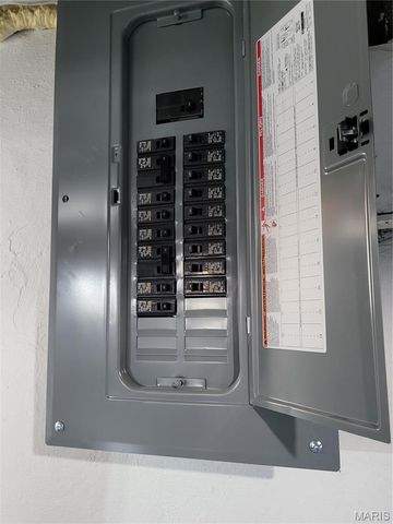 8975 Burton Avenue, Overland, MO 63114