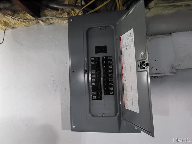 8975 Burton Avenue, Overland, MO 63114