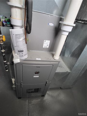 8975 Burton Avenue, Overland, MO 63114