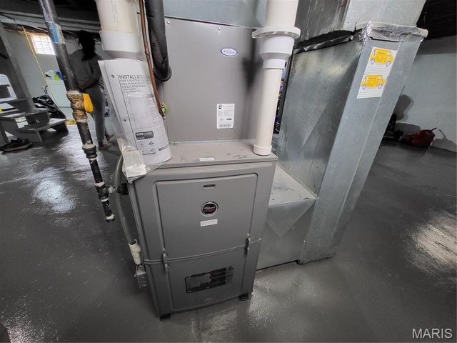 8975 Burton Avenue, Overland, MO 63114