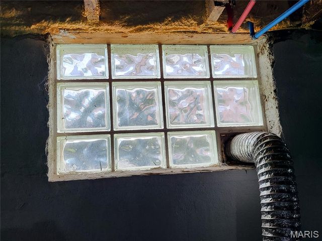 8975 Burton Avenue, Overland, MO 63114