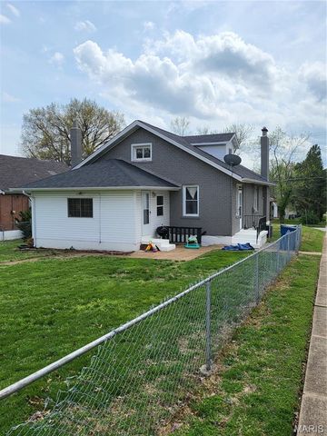 8975 Burton Avenue, Overland, MO 63114