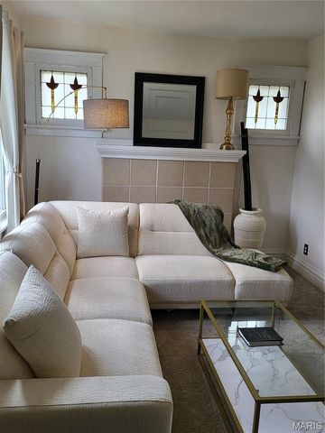 8975 Burton Avenue, Overland, MO 63114