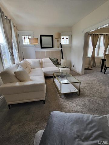 8975 Burton Avenue, Overland, MO 63114