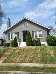 8975 Burton Avenue, Overland, MO 63114