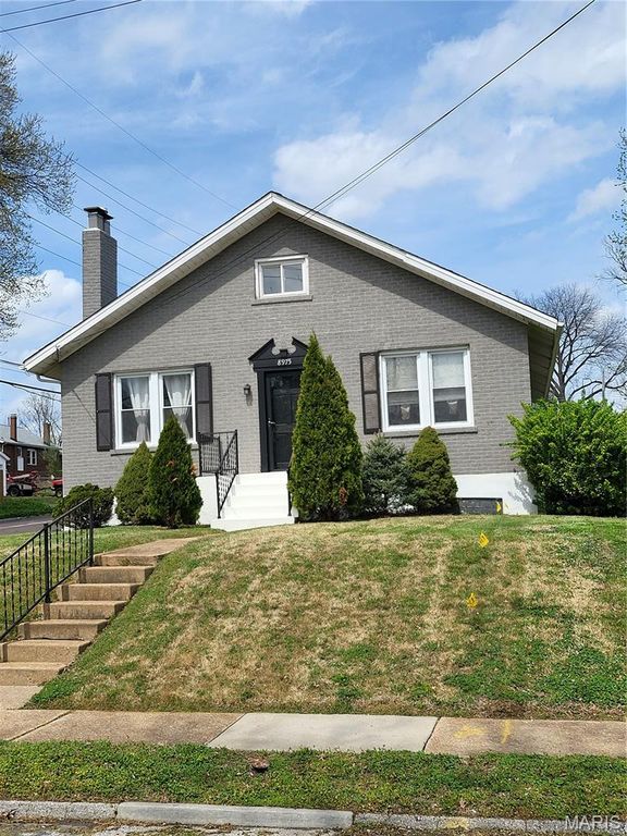 8975 Burton Avenue, Overland, MO 63114